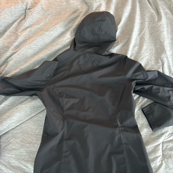 REI CO-op size small women’s rain jacket - Picture 4 of 4